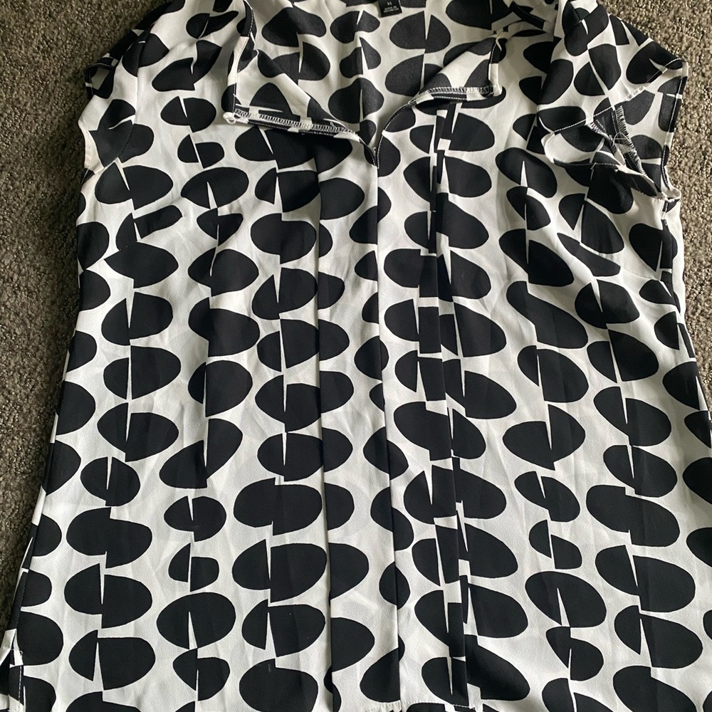 Ann Taylor Black & White Geometric Print Sleeveless Polo